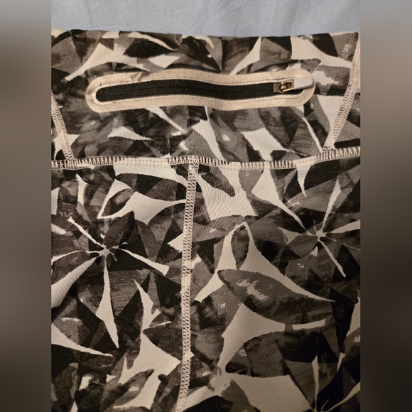 Athleta Fitness athletic Wear.  Leaf Print Leggings - Picture 2 of 2